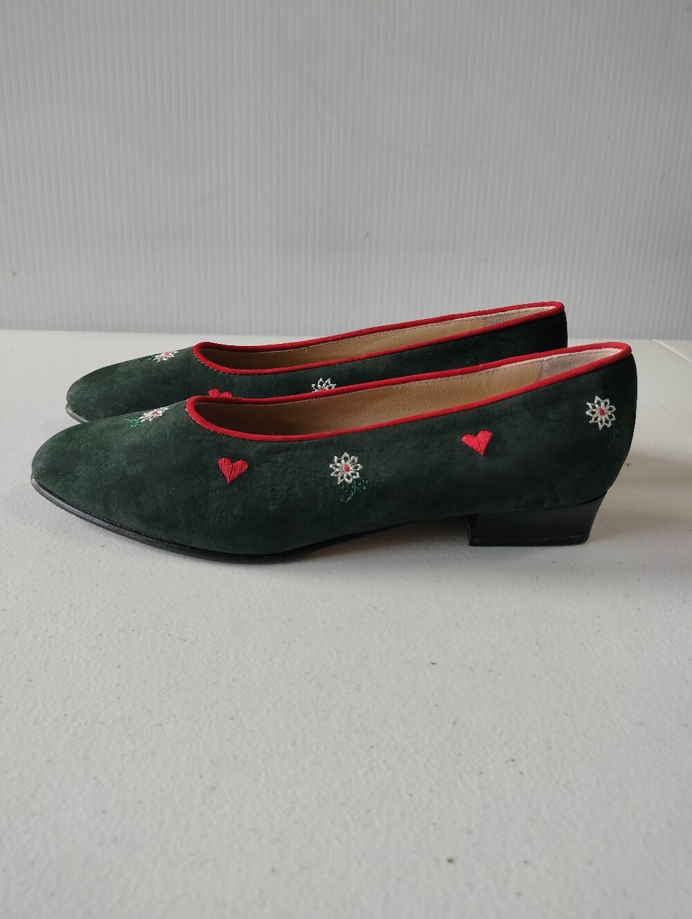 Ruth Made In Italy Black Suede Shoes Red Trim Embroidery  37 /7 US Chic Artsy